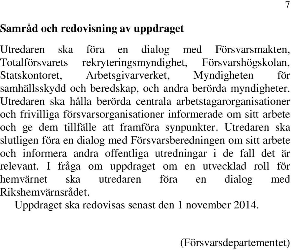 Utredaren ska hålla berörda centrala arbetstagarorganisationer och frivilliga försvarsorganisationer informerade om sitt arbete och ge dem tillfälle att framföra synpunkter.