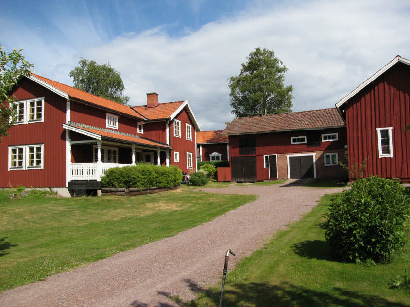 Objektbeskrivning Välkommen Gårdsbild Friliggande villa, Alvik Pris : 1 700 000 kr, Boarea: 200 m² Mäklare: Hélène Carlsson Jönses Telefon: 0247-100 60, Mobiltelefon: 070 555 62 94 e-post: helene.