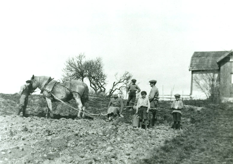 Selma och Gustav Fingal med sina fyra söner på Kalvsvik 1932. Arrendet på Djuprännilen var 600 kronor per år. Mesta tiden bodde de dock på Kalvsvik.