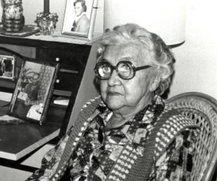 Selma Fingal 1894-1988, Härpå Hagagården 1982 Logdanser var det ofta på Kvarntäppan, där det fanns en stor loge. Julgransfester med kaffe och nubbe därtill åt karlarna förekom också.