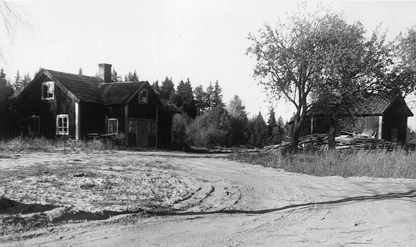 Djuprännilen, 60-tal. Efter giftermålet med Gustav Fingal blev hon torparhustru och bodde på torpet Djuprännilen, ett torp på 13 tld. De bodde där som arrendatorer mellan åren 1935 och 1942.