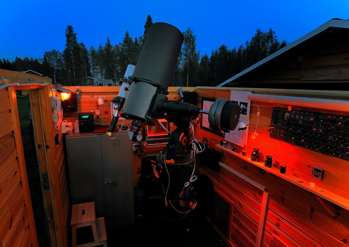 12 Att förbättra en hundkoja Ulf Jonsson Visst är det lite krångligt att behöva transportera sig till en bra observationsplats, lasta ur all utrustning, montera och polinställa, för att sedan stå och