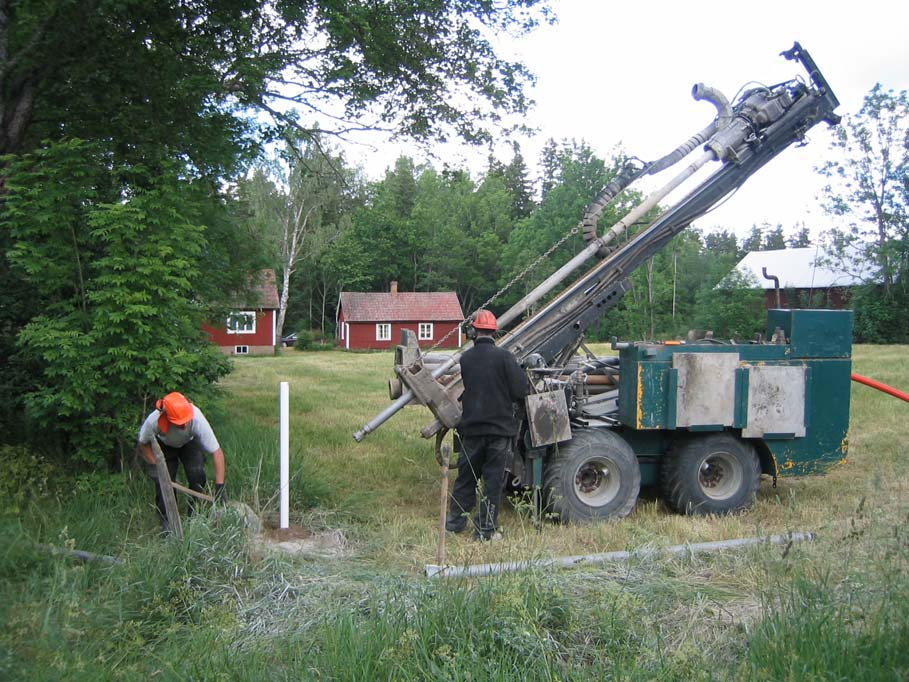 GEO INNOVA Bild 3: Foderrörsborrning och installation av grundvattenrör