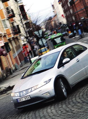 Honda Civic erbjuder en uppsjö av sköna designlösningar. Utsidan lockar med aggressivt formgiven front och en coupéliknande kaross.