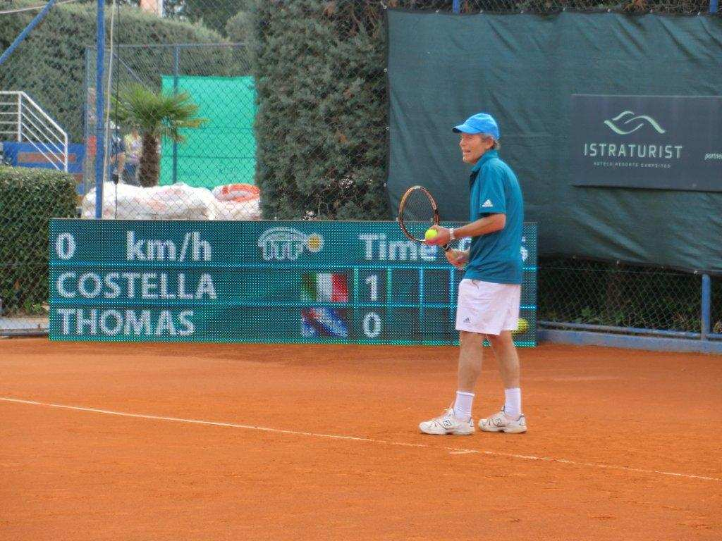 w.o. inför onsdagens singelmatch mot sin dubbelpartner, australiensare Doug Corbett, men dock först efter att de enkelt vunnit sin dubbelmatch. Alla matcher hittar Du här: http://cms.itftennis.