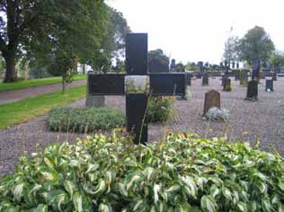familjegravar i väster och linjegravar i öster (KI Locknevi 0007) Kvarter C med linjegravområdet mot i öster. (KI Locknevi 0088) Kvarter C med en av kyrkogårdens två bevarade trävårdar, daterad 1924.