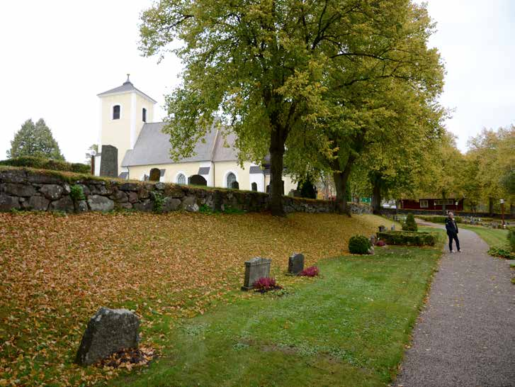 Den nya kyrkogården skiljs från den gamla genom en slänt och den gamla kyrkogårdens östmur. tid inhägnade för att skydda den vigda jorden från betande och bökande djur.