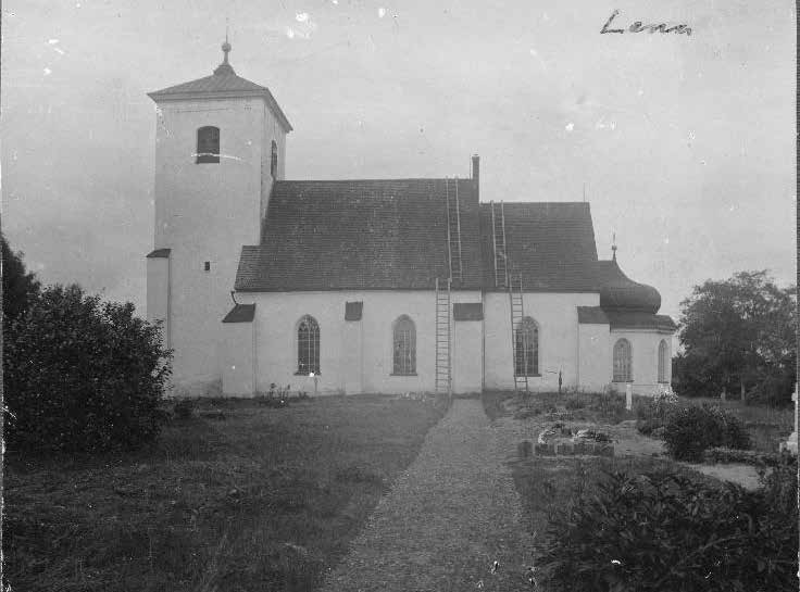 gravstenar sedan en som stått emot wapenhusmuren blifwit laggd till trappsteg utanför socknestugudörren. Här är endast en ej länge sedan förfärdigad på kyrkogården.