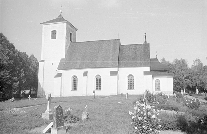 kyrkorummet hade under medeltiden. Tidigare hade man haft fri sikt in till Salstakoret. Det medeltida De kompletteringar och övermålningar som gjordes 1904 av de medeltida kalkmålningarna avlägsnades.