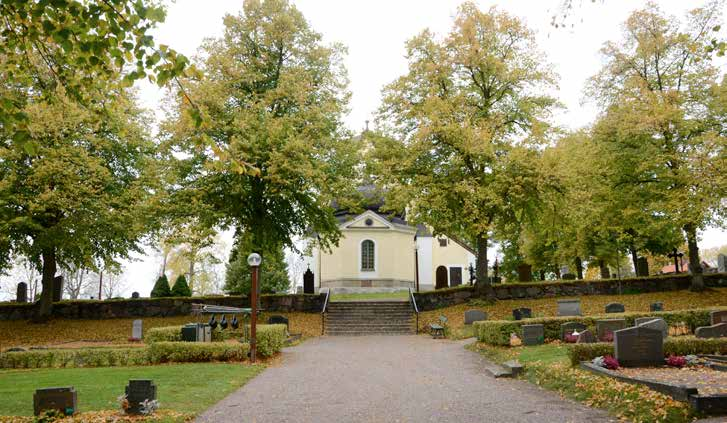 Övre bilden Ingången till den nya kyrkogården i öster är förlagd i korets förlängning.. förändrades till att mer likna en terrassmur än en bogårdsmur.
