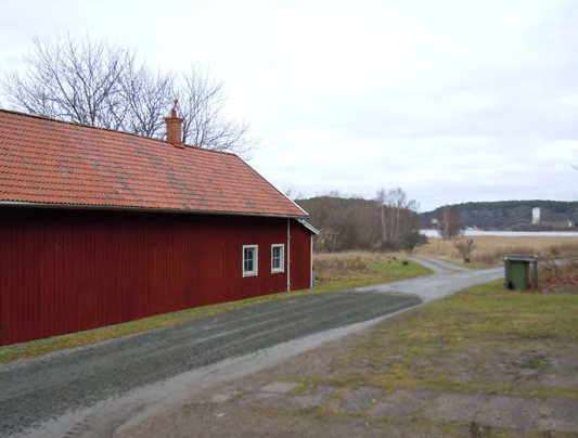 Komplementbyggnader Längs vägen finns det tre faluröda komplementbyggnader. De är detaljrika i utformningen och har flera dörrar och fönster.