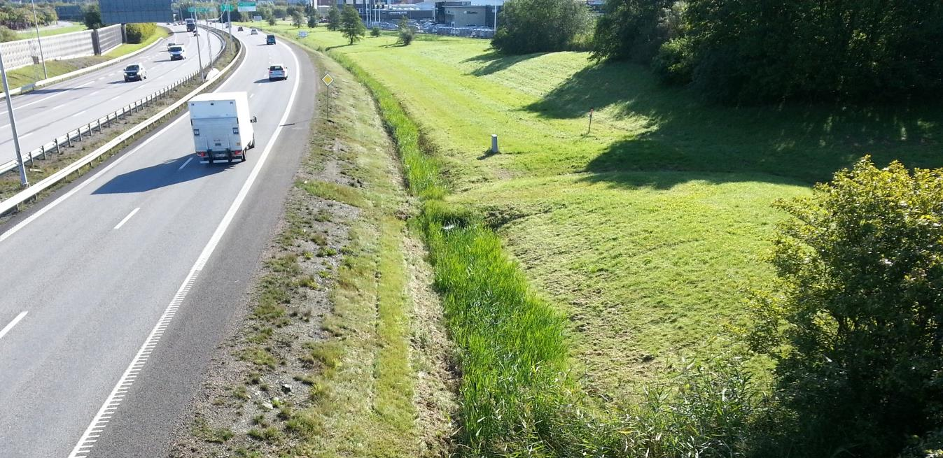 Dagvattenhantering Vägdagvatten från Söderleden/Sisjömotet kommer att ledas till flacka, gräsbeklädda vägdiken med makadam och dränering i botten.