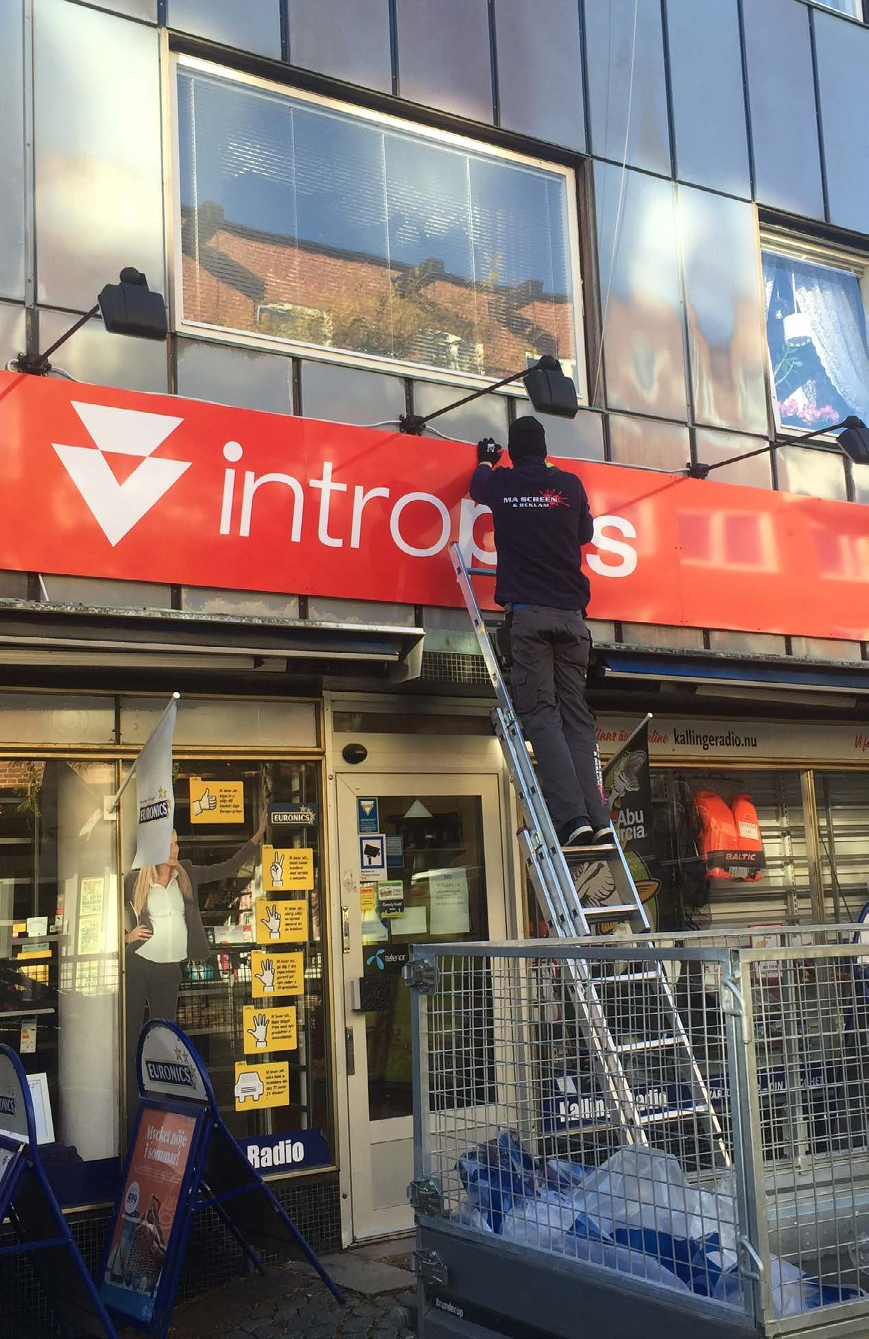 Efter perioden har vår butik i Ronneby fått en ny kostym.