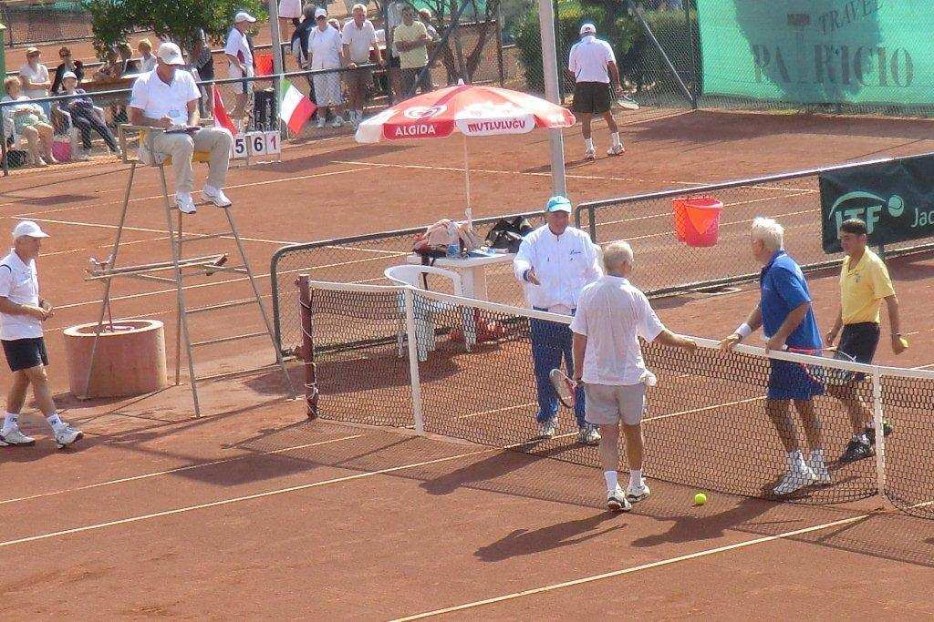 Till och med ITF:s allt-i-allo och den som bestämmer, Isabelle Gemmel, har här med händerna på ryggen - givit sig ner till tennisbanan för att kontrollera vad som är på väg att hända, liksom bland