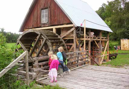 Bor du vid en sjö, bäck eller å, uppskattar du säkert vattnets porlande, kluckande och grönskans spegling i ytan. Du är kanske beroende av vattnet för bevattning eller som dricksvatten.