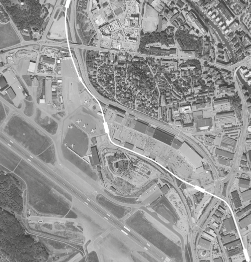 Sträcka 3 BROMMA FLYGPLATS Perspektiv hållplats, Bromma flygplats Spårvägen går parallellt med Flygplatsinfarten söder om den byggnadsminnesklassade så kallade Gula Hangaren som ingår i Bromma Blocks.