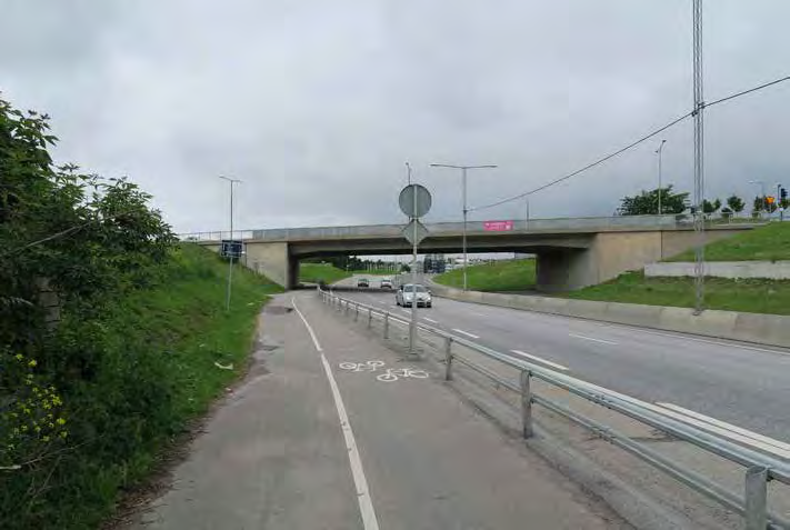 Sträcka 4 BÄLLSTAVÄGEN Spårvägen ska gå i tråg till vänster i bild för att kunna passera under bron för Bällstavägen Kistagrenen går i grässpår på egen banvall parallellt med Ulvsundavägen.