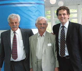 Intervju Tre generationer Blaser: Peter Blaser (till vänster), som nu leder Blaser Swisslube AG, företagets grundare Willy Blaser (i mitten) och Marc Blaser (till höger), representerar den tredje