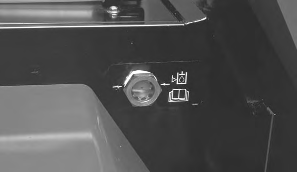 Kontrollera hydrauloljan Maskinens hydraultank fylls på fabriken med ca 69 liter högkvalitativ hydraulvätska.