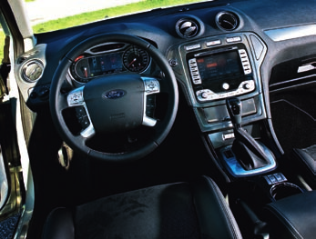Mondeo är sportbilen här automatlåda fi nns inte! Ford Mondeo är numera en bjässe. Den baseras på stora EUCD-plattformen precis som Galaxy, S-Max samt Volvo S80, V70 och kommande XC60.