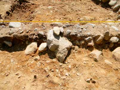 var 0,10-0,25 meter stora. Stenmaterialet var i överlag rundat till sin karaktär. A2 saknade dock stenpackning i den centrala delen av graven. Istället fanns här grusig morän.