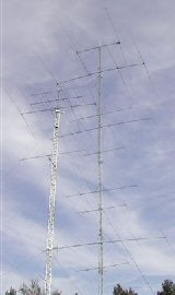 Ny mast samt antenn för HF-banden Genom Olof DCU's försorg har FURA utan kostnad fått en komplett Vårgårda mast för takmontering.