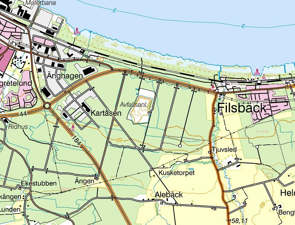 väster om anläggningen ligger industriområden. Närmast belägna bostäder ligger 760 meter från anläggningen.