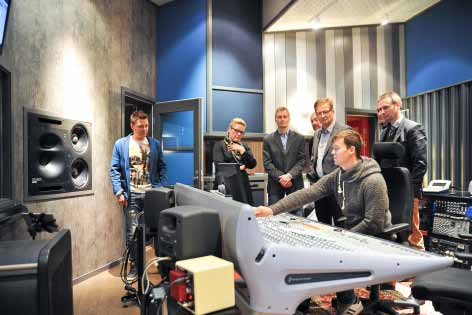 17 SeaGIS kartplattform. Svenska företagare på besök hos Aveo i Midas studio. kartläggning av grunda havsområden flygfotografering med hjälp av en fjärrstyrd helikopter.