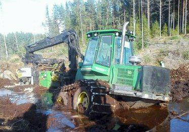 Skogsmaskin utsläpp hydraulolja Olyckan sker i kommuns vattenskyddsområde