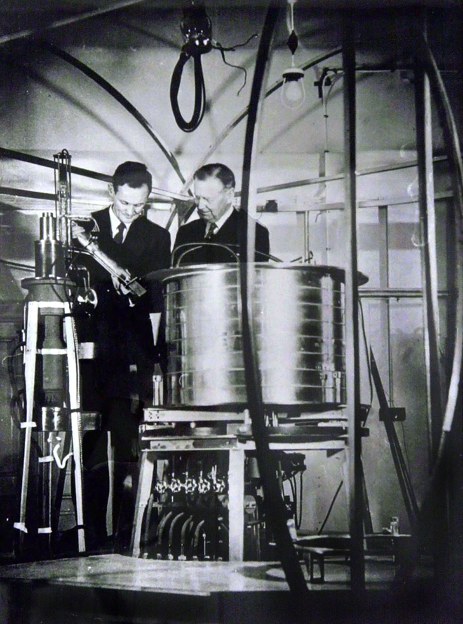 Kai och Manne Siegbahn vid den järnfria spektrometern i det så kallade Diöslaboratoriet, som byggdes med kulvertanslutning till Fysikums huvudbyggnad. ro med det man har uppnått.