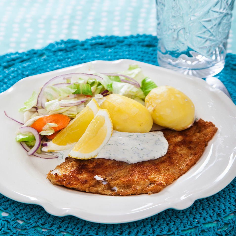 DILLPANERAD FISK med remouladsås och ärtor Ca 40 min Fisk 1 ägg* dl ströbröd* ½ tsk salt* krm svartpeppar* 1 färsk dill 600 gram tinad rödspättafilé Olivolja och smör* Tillbehör 800 gram potatis 50