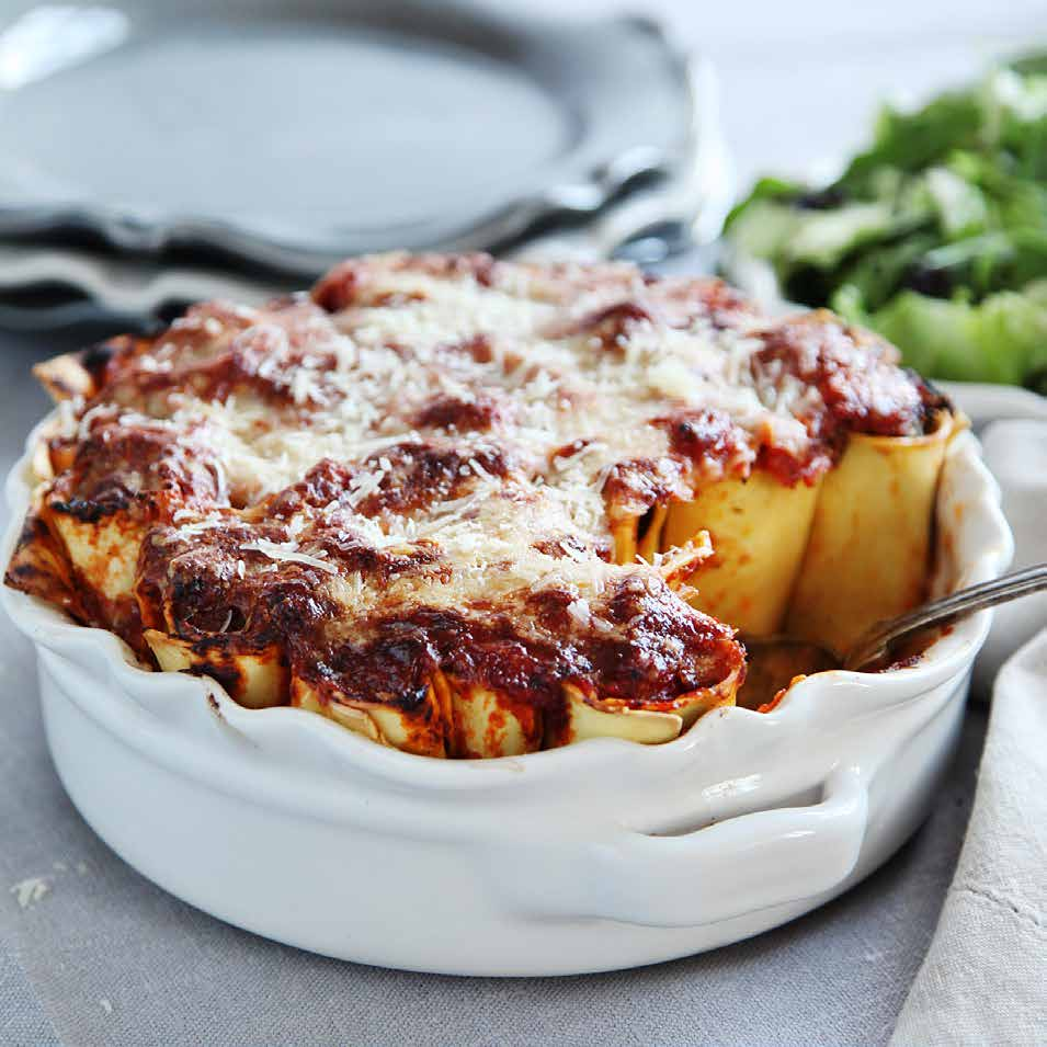 OSTGRATINERADE- PASTASTUBBAR med nötfärs Ca 40 min Pastastubbar 2 förp lasagneplattor rödlök 2 vitlöksklyftor msk olivolja* 500 gram nötfärs ½ msk torkad timjan* ½ förp krossade tomater tsk