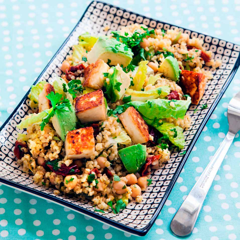 STEKT HALLOUMI med bulgursallad och soltorkade tomater Ca 25 min Halloumi Ca 400 gram halloumi Olivolja* Bulgursallad 4 port bulgur* msk grönsaksbuljong* ½ burk soltorkade tomater 2 msk olja från