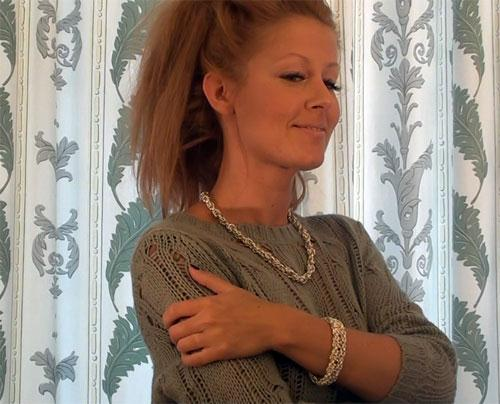 Filmat från olika vinklar Nu infann sig sommaruppehållet och eftersom vi var anställda på visstid så gick vi hem och hade faktiskt ingen klar uppfattning om vi skulle bli anställda igen under hösten,