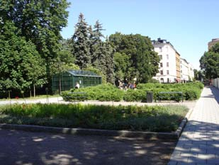 POLISHUS- PARKEN (6) Mål Bevara parkens nuvarande karaktär och värden Öka blomsterprakten 1 3 2 Historik När polishuset byggdes 1903-1911 anlades en tidstypisk parkanläggning med en dekorerad