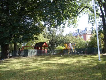 KRONOBERGSPARKEN (8) Mål Bevara och utveckla nuvarande karaktär och värden Historik Kronobergsparken, som är en av Stockholms karaktäristiska bergsparker, utformades ursprungligen enligt 1890-talets
