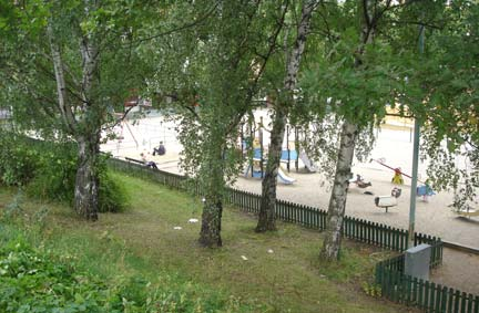 SPÅRVÄGSPARKEN (18) Historik En mindre lekplan anlades här 1937. Beskrivning Storlek: ca 0,5 ha Karaktär: kvarterspark Innehåll: Området utgörs av en plan grusyta med lekredskap.
