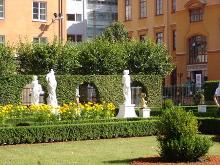 KUNGLIGA MYNTET (1) PIPERSKA MUREN (2) RÅDHUSPARKEN (3) STADSHUSETS TRÄDGÅRD (4) Kungliga Myntet: På gården bakom myntkabinettet finns ett antal värdefulla träd bl a ett äkta valnötsträd.
