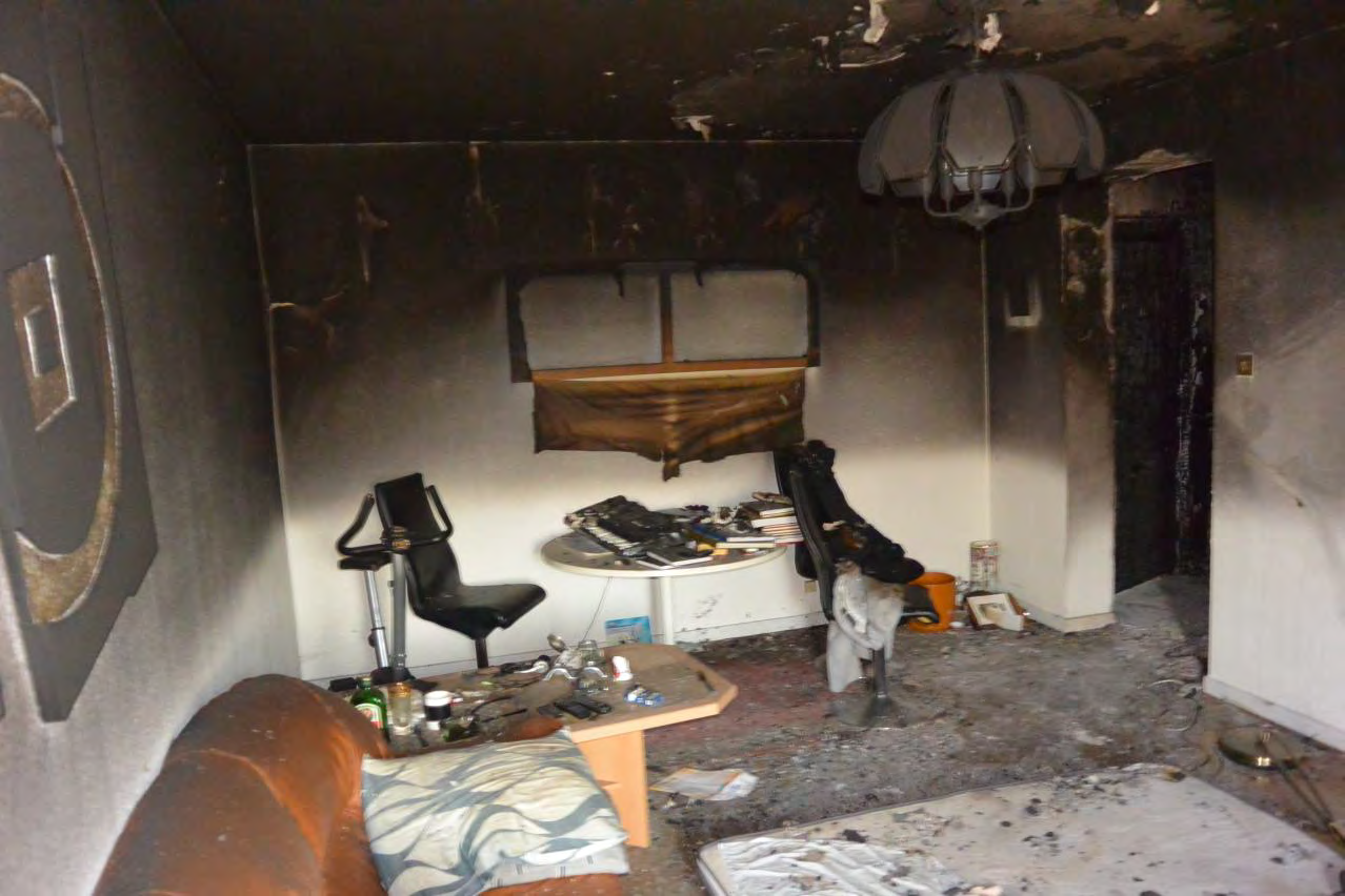 Figur 5. Spisen efter kriminalteknikernas rengöring. Plattan uppe till höger är täckt av en fastbränd massa. Figur 6. Fotografi taget i vardagsrummet.