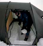 1 SV Tips för tältning i snö 1 I exponera läg och/eller dåligt vär är t bra att gräva ner tältet i snön. Gräv dock inte mer än till tältets halva höjd.