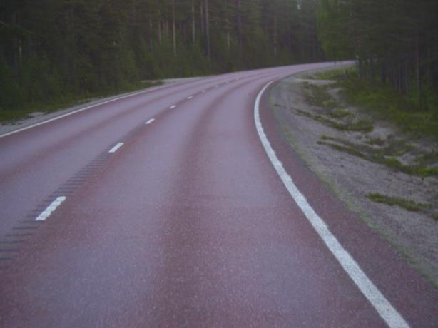 Sträcka 2 NyPro Ingen svärtning, något fet yta lokalt Bra inbäddning Lokal avskalning och utglesning främst i ytorna utanför spåren Sträcka 2, juni 2006.