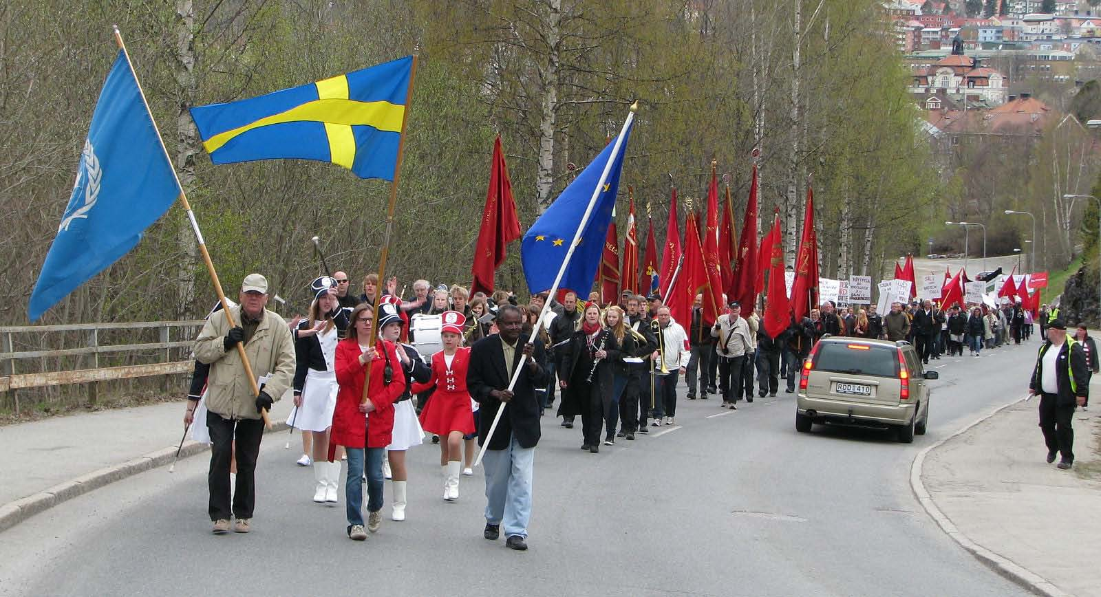 Okt. 2011 Nr 19 1 maj 2011. Stellan Bäcklund, Maria Lindholm och Modou Boye Jallow i spetsen för förstamaj-tåget när det närmar sig Folkets Park.