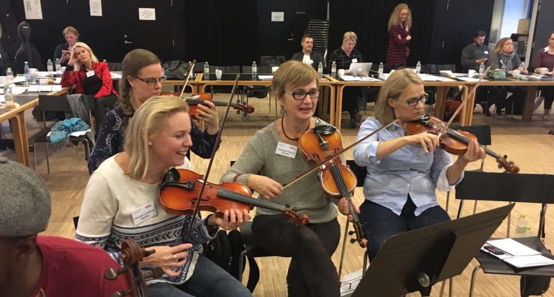 SID 6 (8) Alla kan spela stråk-orkester under ledning av Dorothy Conaghan, Skottland Sirkka/Lotta: Vi använder oss av de på kursen inlärda övningarna för Improvisation med våra elever och ensembler.