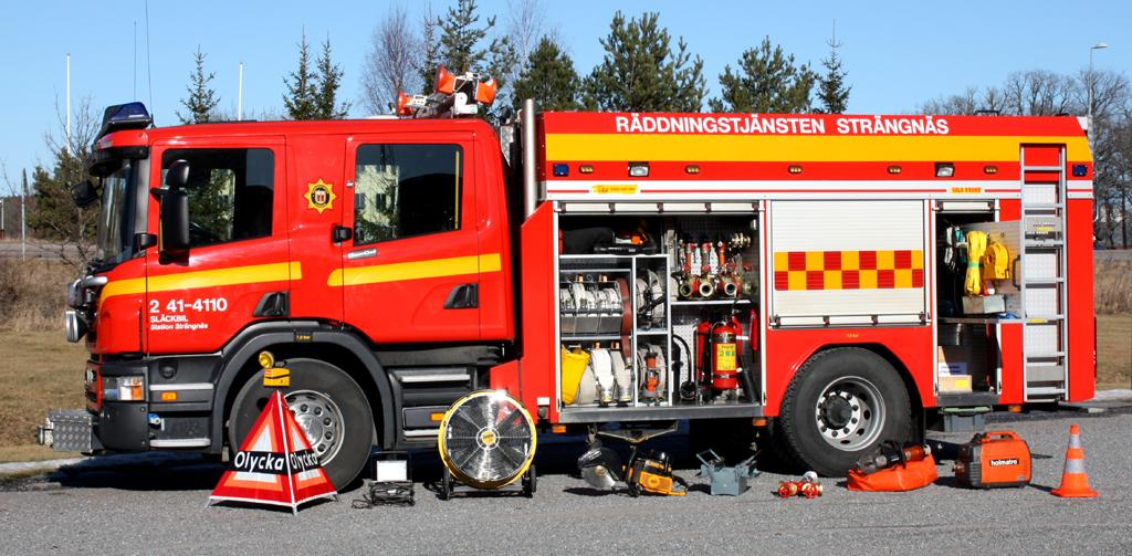 33/46 Bild 6F: För att kunna hantera olika typer av händelser finns personlig skyddsutrustning av olika slag för brandpersonalen.