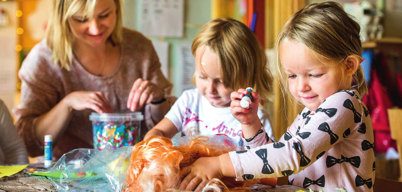 Förskola 4.6 Vår mat Lunchen serveras mellan kl. 11.00 12.00 på förskolan. Maten tillagas i vårt egna kök på skolan. Fruktstund på förmiddagen i förskolan. Mellanmål i förskolan: kl. 13.30 