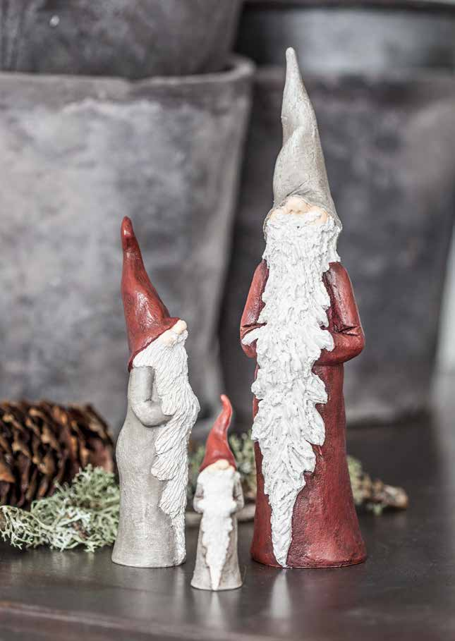 Sobra tomten Walter med sitt fantastiska skägg passar in även i de mest stilrena hemmen. Santa Walter, soberly dressed with his splendid beard fits in perfectly, even in the most stylish of homes.