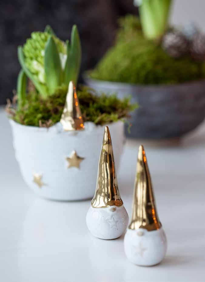 8990-7 Ljuslykta/Skål Tomte Guld ø7cm Candle holder/bowl Santa Gold ø7cm 8990-10 Skål Tomte Guld ø11cm Bowl Santa Gold ø11cm Gör den finaste juldukningen med våra fantastiska tomtar med guldluva.