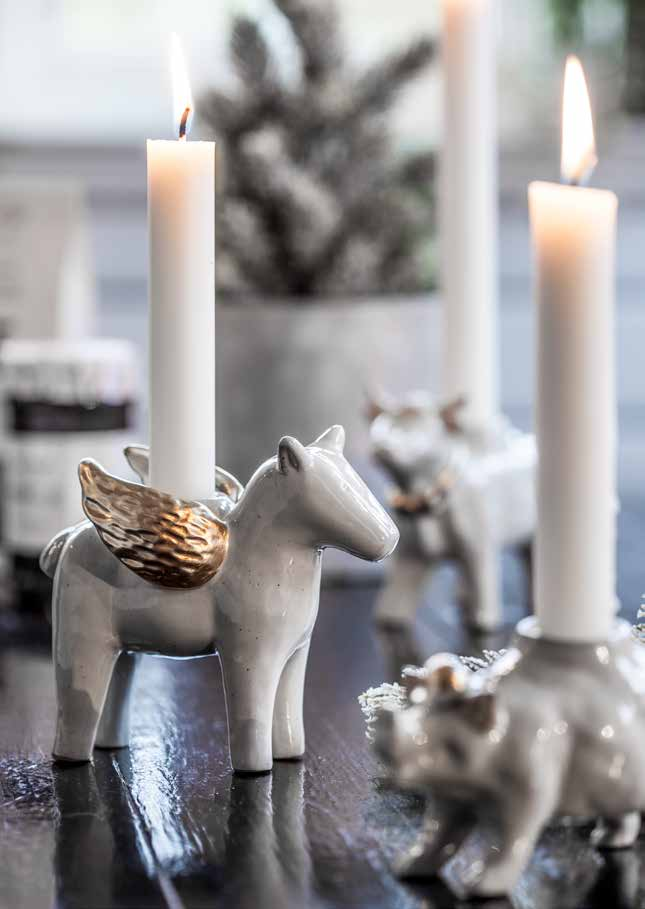 8610-20 Flygande Gris Flying Pig H.6.5cm VACKER DUKNING Beautiful table settings Vinterns favoriter är de vackra ljusstakarna i vitglaserad keramik.