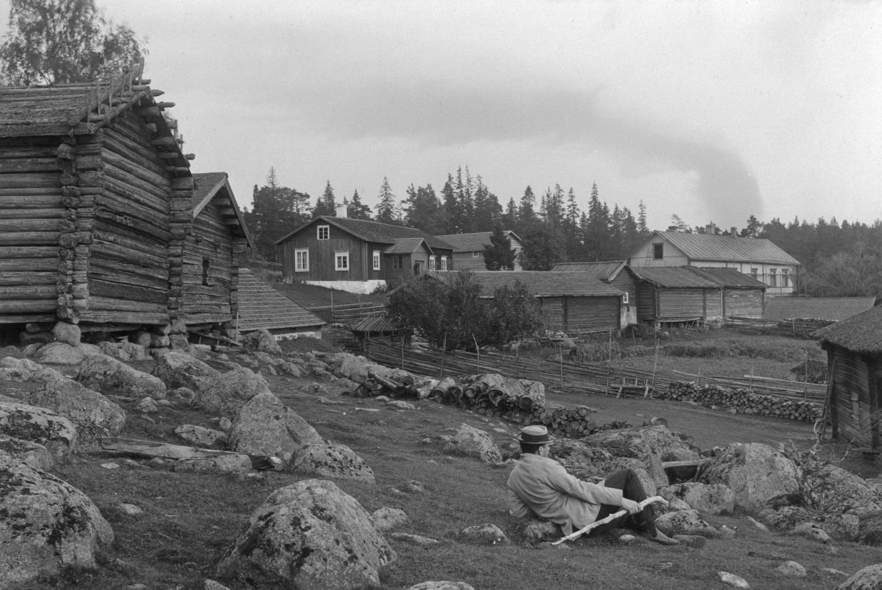 Sveaborgs kustregemente. Turismen och semesterfirandet utvecklades på Pörtö redan när den ordinarie ångbåtstrafiken kom i gång i början av 1900-talet. På holmen grundades bl.a. ett pensionat och rum hyrdes ut till sommargäster.