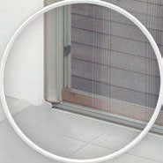 Insektsnät för dörr Insektsskydd för invändig montering i karmen till utåtgående fönsterdörrar. Aluminiumram, nät av glasfiber.